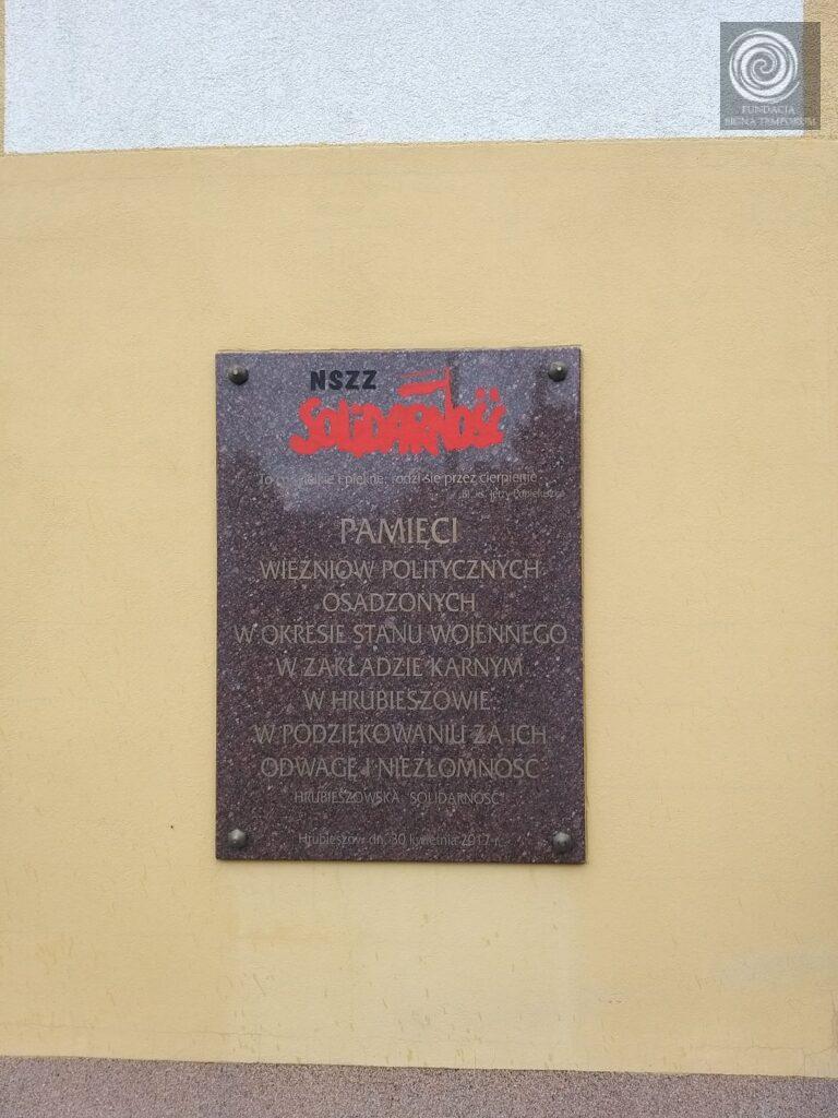 3 Umieszczona w murze wiezienia plyta przypomina o nas