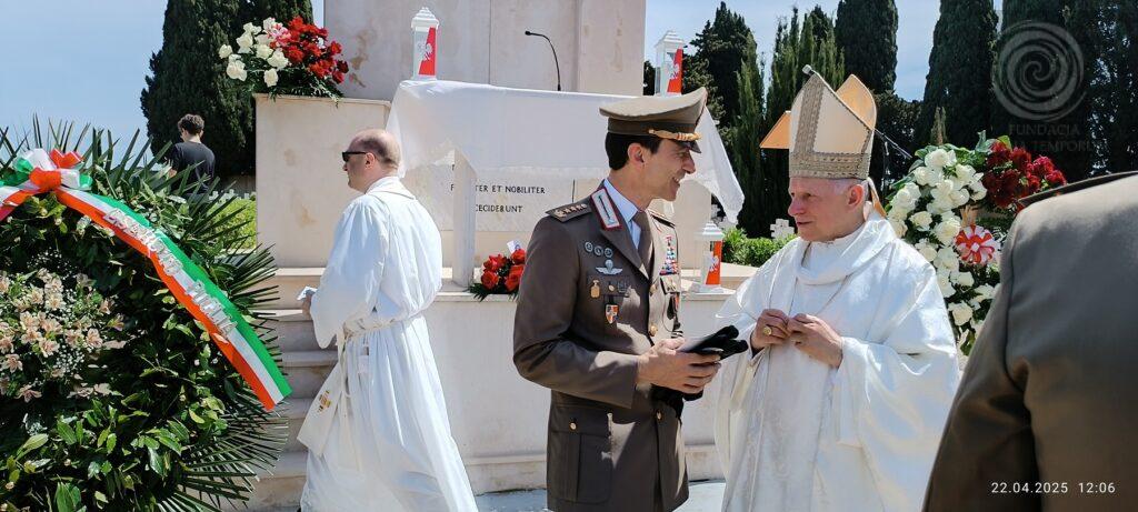 Dowodca okregu wojskowego i Arcybbiskup Mokrzycki 2 1